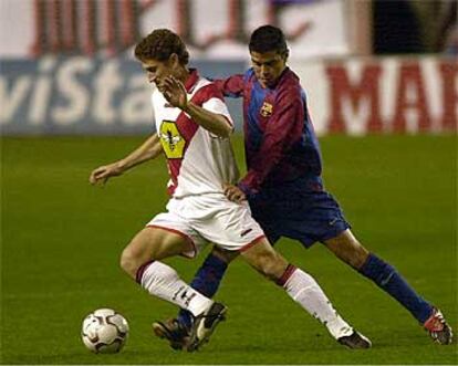 Patricio Andres Graff se va de Saviola durante un momento del partido.