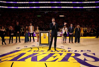 Los Lakers retiran la camiseta de Pau Gasol. La leyenda del baloncesto español ya es un mito inmortal de Los Angeles Lakers, equipo que ha retirado su camiseta y su número 16 como tributo al doble campeón de la NBA con los de púrpura y oro. “A la ciudad de Los Ángeles, a ‘la nación de los Lakers’: os quiero profundamente, os quiero para siempre. Gracias por hacerme sentir tan especial”, dijo un muy emocionado Gasol, que no pudo evitar las lágrimas en varios momentos de la noche. Junto a él estuvieron su mujer e hijos, sus padres y hermanos, así como compañeros como Juan Carlos Navarro, Felipe Reyes o José Manuel Calderón. En el homenaje también se proyectó un vídeo del fallecido Kobe Bryant hablando de Gasol, al que consideraba un hermano.