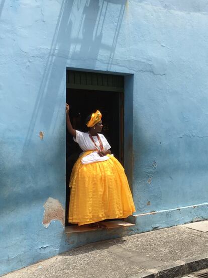 Baiana en amarillo y azul, Salvador de Bahia (Brasil).