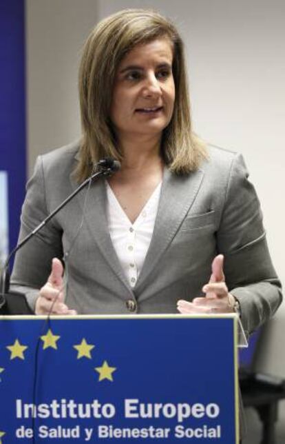 La ministra de Empleo y Seguridad Social, Fátima Báñez, durante su intervención en la inauguración hoy del Foro Iberoamericano sobre "Empresas saludables", en el Instituto Europeo de Salud y Bienestar Social.