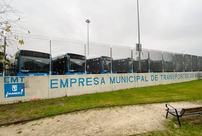 Autobuses de la EMT, aparcados en una de las cocheras.