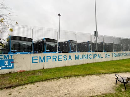 Autobuses de la EMT, aparcados en una de las cocheras.