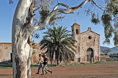 Cortijo del Fraile (Níjar, Almería). La noche del 22 de julio de 1928, Paquita ‘La coja’, la hija pequeña del encargado del cortijo del Fraile, uno de los más grandes y ricos de Níjar y de toda Almería, se fugó con un hombre. No era el hombre con el que debía casarse horas más tarde, y pasó lo que, cambiando nombres y lugares, pasa en ‘Bodas de sangre’: celos horribles, persecución y muerte. La obra de Lorca fue un exitazo que aún dura. El cortijo del Fraile, en cambio, se cae a pedazos sin que nadie lo evite, y eso que es Bien de Interés Cultural. Desde la pedanía nijareña de Los Albaricoques, una buena pista de tierra de cinco kilómetros permite acercarse en coche a este sitio tan inspirador y tan olvidado.