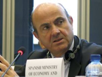 El ministro español de Economía y Competitividad, Luis de Guindos, durante el diálogo económico organizado por la Comisión de Asuntos Económicos y Monetarios del Parlamento Europeo, ayer en Bruselas.