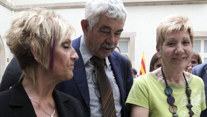 Pasqual Maragall, ayer en el Parlament junto un Mari Carmen Pére, víctima de Hipercor, derecha, y Rosa María Peláez, víctima de Terra Lliure.