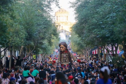 Amal se ha convertido en un símbolo mundial de los derechos humanos, especialmente de la infancia. Su mensaje clave es: "No se olviden de nosotros".  En la imagen, Amal recorre entre miles de personas el centro histórico de Guadalajara, el pasado 14 de noviembre.  