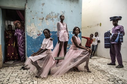 En la instantánea, Diarra Ndiaye, Ndeye Fatou Mbaye y Mariza Sakho modelan conjuntos de la diseñadora senegalesa Adama Paris. Dakar es actualmente el hogar de Fashion Africa TV, la primera estación dedicada por completo a la moda en el continente. La Semana de la Moda de Dakar anual incluye un espectáculo callejero extravagante que está abierto al público y al que asisten miles de personas de todos los rincones de la capital.