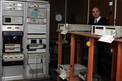 Juan Palacio, junto a los patrones de frecuencia de cesio que fijan la hora legal española, en el Real Observatorio de la Armada.