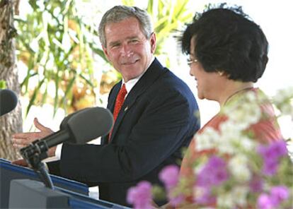 El presidente de EE UU, George W. Bush, ayer en Bali, junto a la ministra de Indonesia, Megawati Sukarnoputri.
/ AP