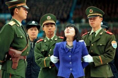 Una mujer grita tras ser condenada a muerte por asesinato en la ciudad china de Guangzhou.