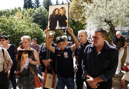 Familiares y amigos esperan la llegada del féretro de Marina Okarynska antes del fueneral.