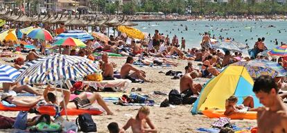 Una playa de Palma de Mallorca, repleta de gente, en una imagen de archivo.