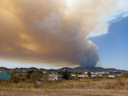 Columna de humo en una imagen tomada desde La Laguna, el miércoles.
