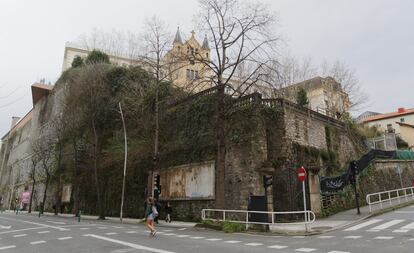 El muro de San Bartolomé donde irá ubicado el futuro centro comercial, en San Sebastián.