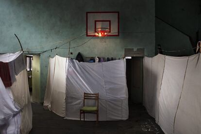 El fotógrafo italiano Alessandro Penso de Onoffpicture ha ganado el primer premio de la categoría de Temas de Actualidad. Esta fotografía muestra un alojamiento temporal acondicionado para los refugiados sirios en Sofía (Bulgaria).