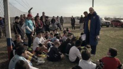 Un cazatelantos de Boca Juniors habla con los niños.