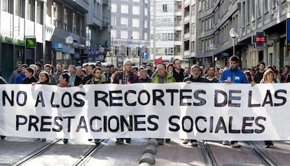 Un piquete recorre el centro de Vitoria durante la huelga general convocada hoy por los sindicatos ELA y LAB