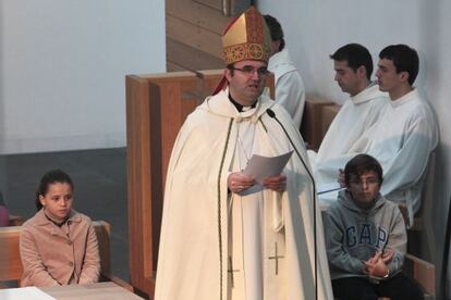 José Ignacio Munilla, Obispo de San Sebastián, lee la homilia en una iglesia donostiarra.