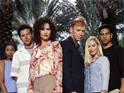 El equipo de <i>CSI: Miami,</i> con David Caruso (tercero por la derecha) al frente.
