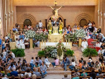 Jesús Higueras durante la misa de las 12.00 horas del domingo pasado en su parroquia, Santa María de Caná, en Pozuelo de Alarcón.