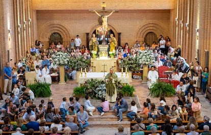 Jesús Higueras durante la misa de las 12.00 horas del domingo pasado en su parroquia, Santa María de Caná, en Pozuelo de Alarcón.