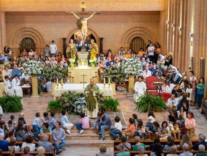 Jesús Higueras durante la misa de las 12.00 horas del domingo pasado en su parroquia, Santa María de Caná, en Pozuelo de Alarcón.