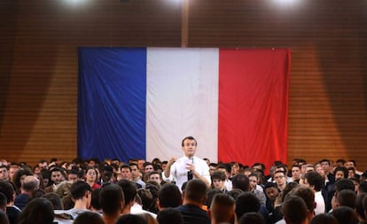 Emmanuel Macron debate con jóvenes en Etang-sur-Arroux, en el centro de Francia