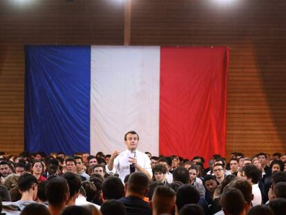 Emmanuel Macron debate con jóvenes en Etang-sur-Arroux, en el centro de Francia.