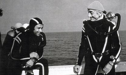 Cousteau (a la derecha) y Albert Falco, antes de una inmersión.