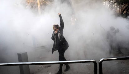 Uma jovem ergue o punho durante os choques entre manifestantes e polícia na Universidade de Teerã.