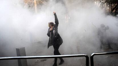 Uma jovem ergue o punho durante os choques entre manifestantes e polícia na Universidade de Teerã.
