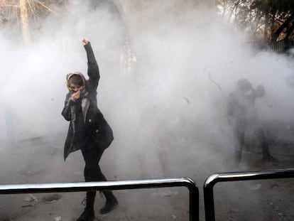 Una joven levanta el puño durante los choques entre manifestantes y policía en la Universidad de Teherán.