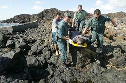 Agentes de la Guardia Civil trasladan uno de los cadáveres en Fuerteventura.