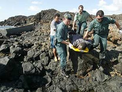 Agentes de la Guardia Civil trasladan uno de los cadáveres en Fuerteventura.