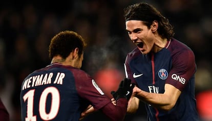 Cavani celebra con Neymar después de marcar un gol.