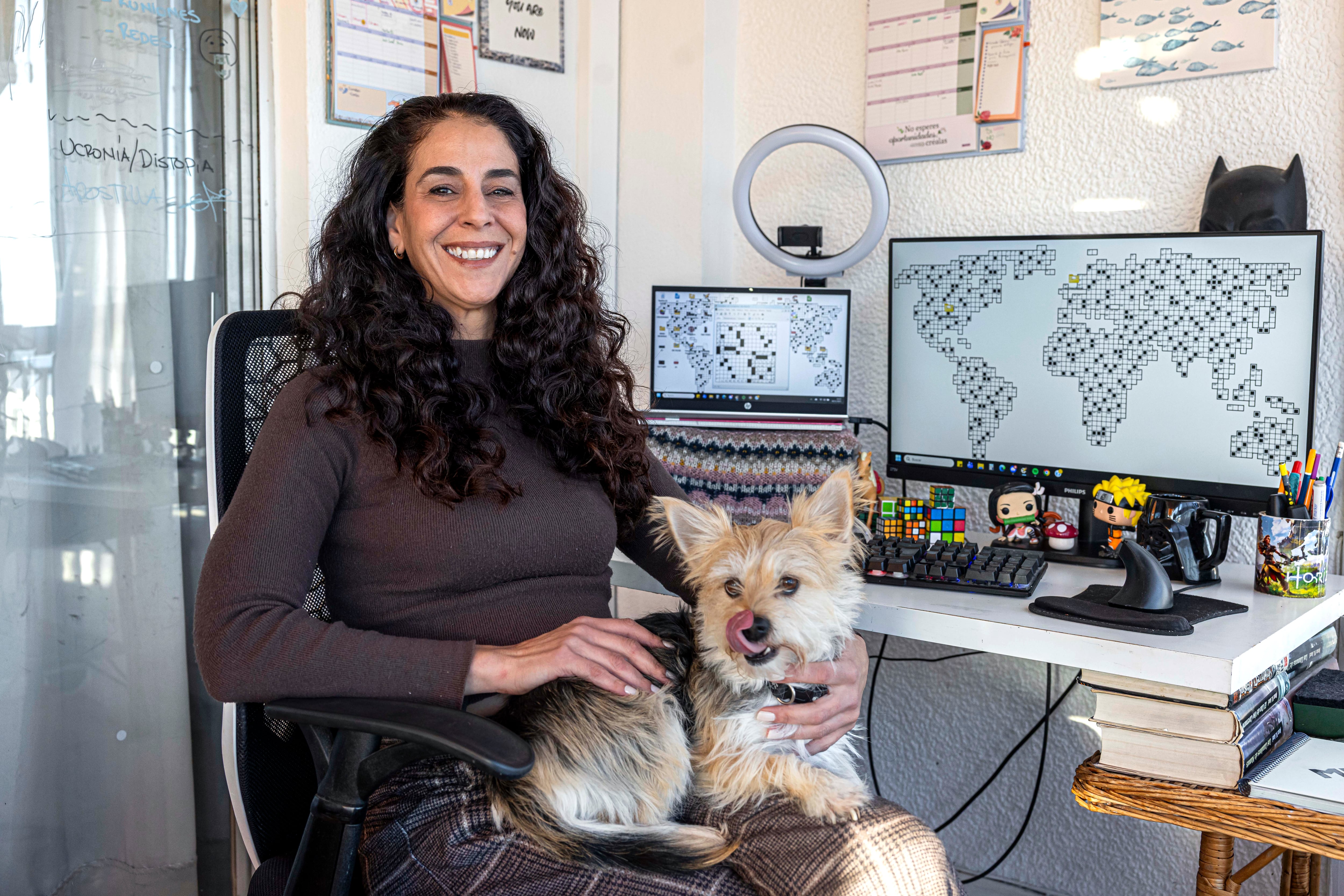 Nataly Sanoja, creadora de pasatiempos en EL PAÍS: “Dudo mucho que la inteligencia artificial pueda aportar el toque humano de un crucigrama”