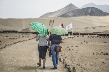 Dos visitantes llegan a las instalaciones del hoy sitio arqueológico de Caral. El calor suele ser fuerte en la zona debido a que se eligió el lugar seco para evitar las crecidas.