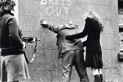 El fotógrafo Patrick Chauvel sacó esta instantánea de dos chicas republicanas cacheando a un hombre en Belfast en 1969.