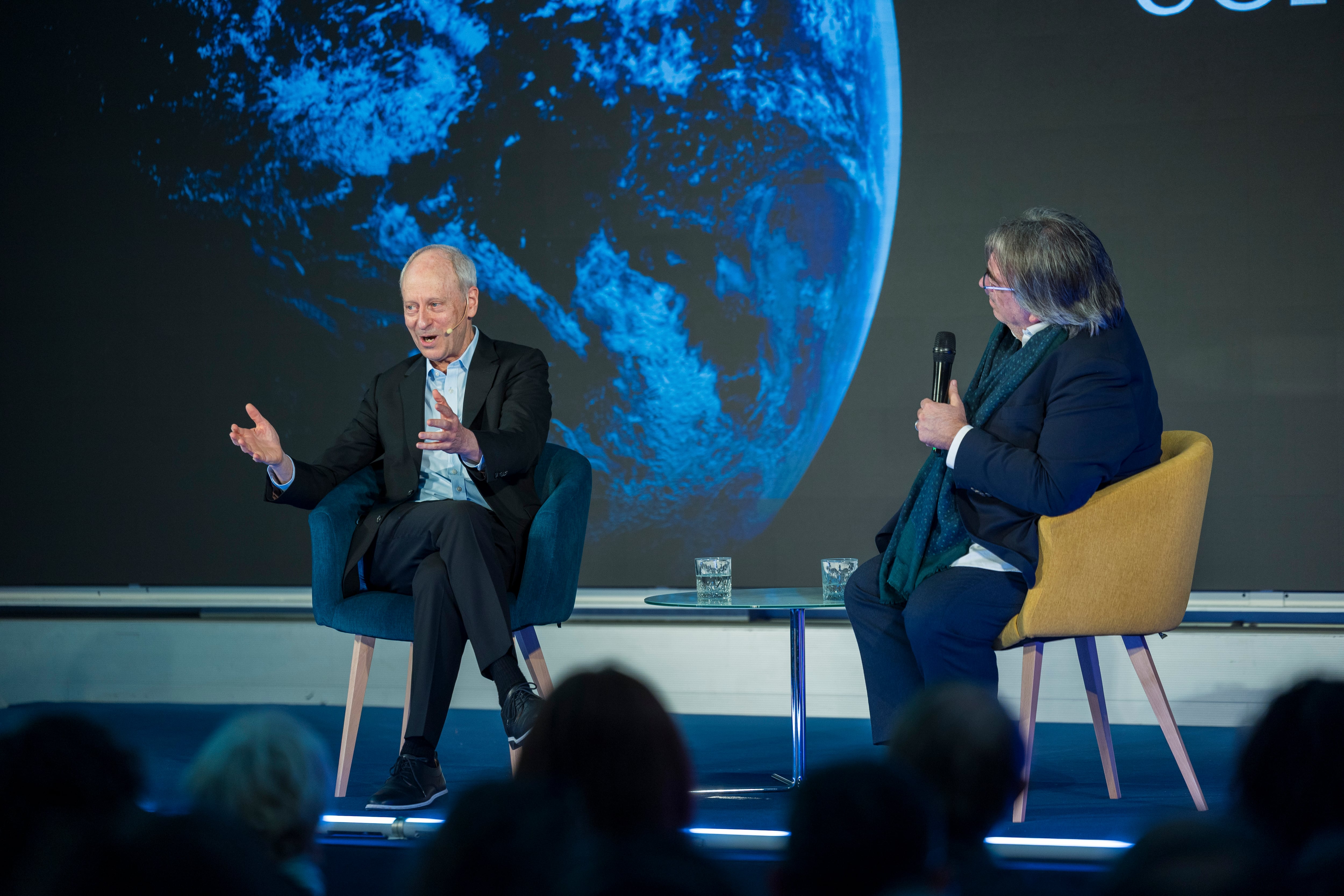 Michael Sandel, con el periodista Jesús Ruiz Mantilla, este sábado en el Festival de EL PAÍS.