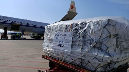 Parte de la carga transportada en un vuelo de Air China que ha aterrizado hoy en Barcelona con equipos de protección sanitaria contra el Covid-19