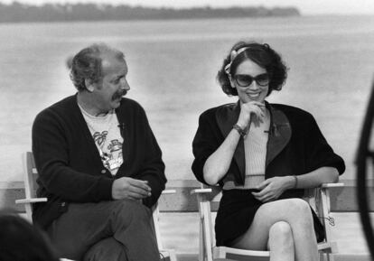 O diretor Jean Becker e a atriz Isabelle Adjani durante uma entrevista na 36ª edição do Festival de Cannes, no ano de 1983.