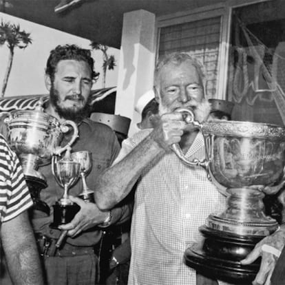 Ernest Hemingway (derecha) y Fidel Castro, en Cuba.