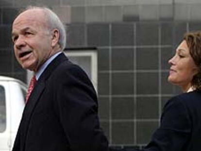 Kenneth Lay entra esposado a la Corte Federal de Houston.