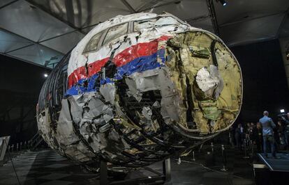 El Consejo de Seguridad de Holanda, que lidera la investigación internacional sobre las causas del accidente del avión de la compañía Malaysia Airlines en el este de Ucrania el 17 de julio de 2014, concluye que el aparato, con 298 personas a bordo, fue derribado por un misil Buk de fabricación rusa. En la imagen, reconstrucción de los restos del avión del vuelo MH17 de Malaysia Airlines en Gilze Rijen (Holanda).