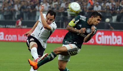 Rodriguinho e Dudu disputam bola no primeiro jogo da final do Campeonato Paulista, vencido pelo Palmeiras por 1 a 0.