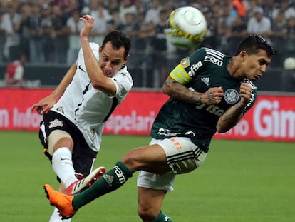 Rodriguinho e Dudu disputam bola no primeiro jogo da final do Campeonato Paulista, vencido pelo Palmeiras por 1 a 0.