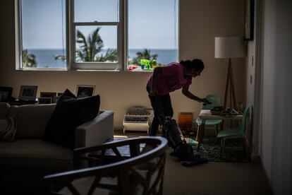 Magdalena, una nicaragüense indocumentada, limpia la casa de una familia filipina donde trabaja en Key Biscayne, un barrio afluyente de la ciudad que es una isla.