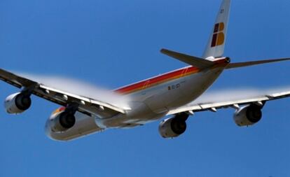 Un avión Airbus 340 de Iberia despega del aeropuerto de Barajas.