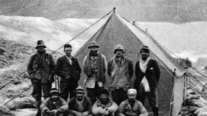 Foto grupal de los alpinistas que formaron parte de la expedición al Everest en 1924.