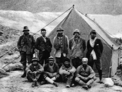 Foto grupal de los alpinistas que formaron parte de la expedición al Everest en 1924.